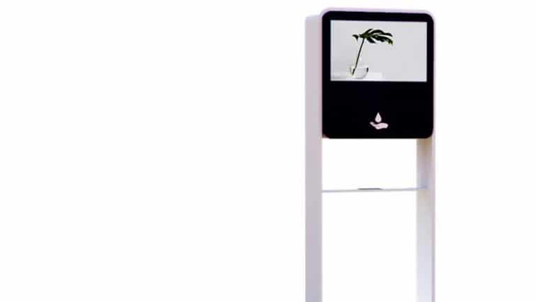 Chegou ao mercado português um quiosque digital com dispensador automático de gel desinfetante