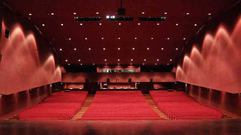 Filas das salas de espetáculos e cinemas podem ficar todas ocupadas, mas tem de existir um lugar de intervalo