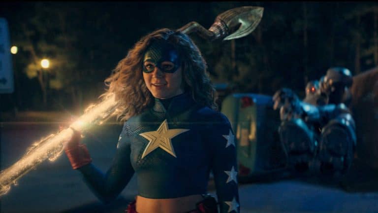 Stargirl é renovada para uma segunda temporada e passa a ser um original CW
