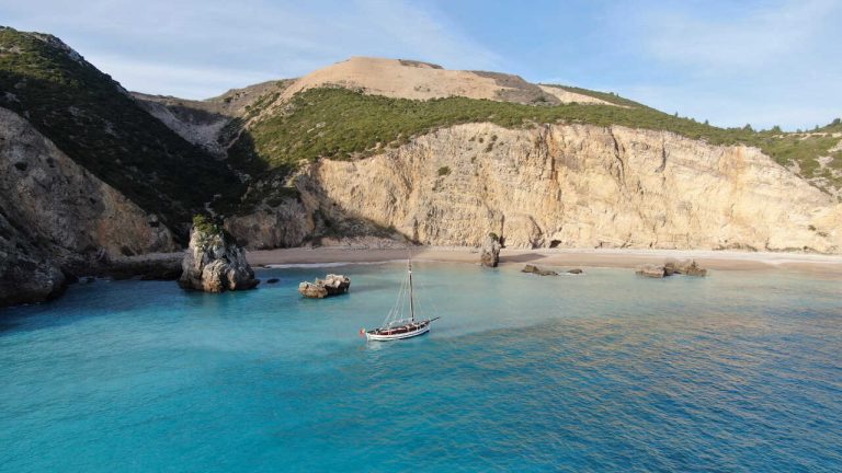 Há uma nova empresa que proporciona passeios de barco exclusivos nas praias da Arrábida