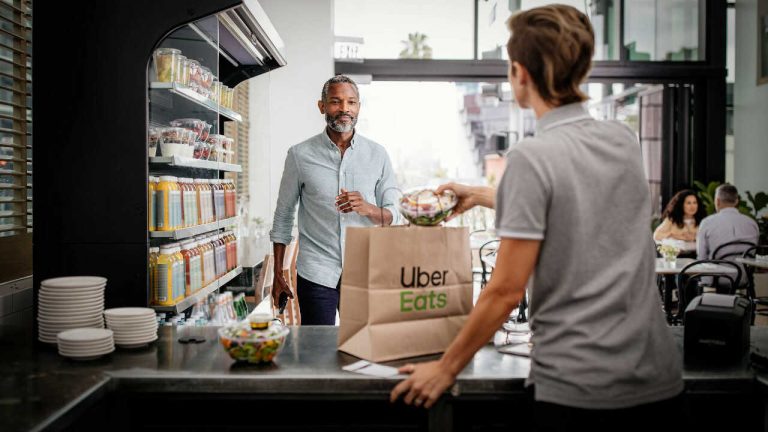 Uber Eats já permite que os clientes recolham diretamente os pedidos nos restaurantes