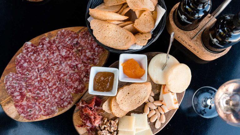 Charcutaria. Nova esplanada lisboeta tem dos melhores queijos e presuntos nacionais e internacionais