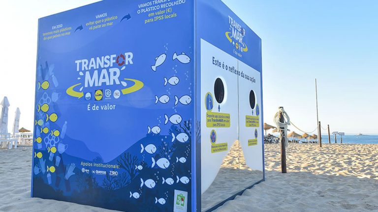 TransforMAR. Projeto do Lidl recolhe plástico das praias e transforma-os em donativos monetários para 15 IPSS