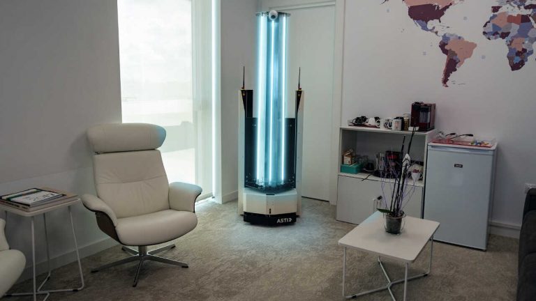 ZenZoe. Chegou a Portugal o robô que desinfeta áreas e objetos propícios à transmissão de COVID-19