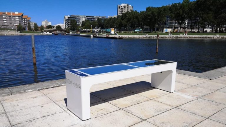 Aveiro já tem bancos inteligentes com ligação à Internet e que também carregam smartphones