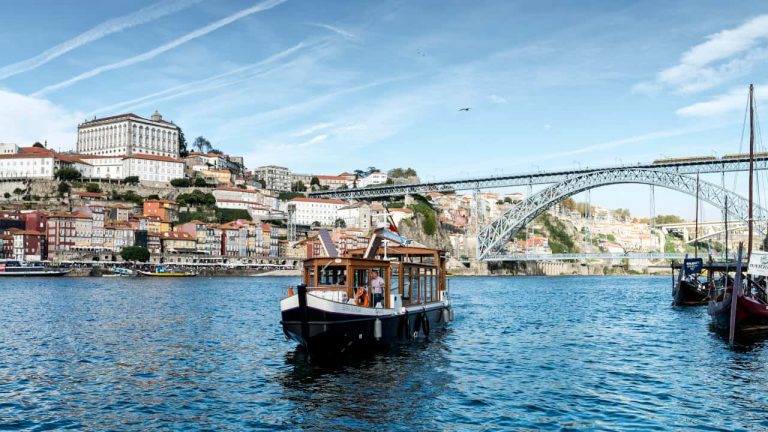 Douro River Taxi. Está de volta a travessia mais rápida entre o Porto e Vila Nova de Gaia