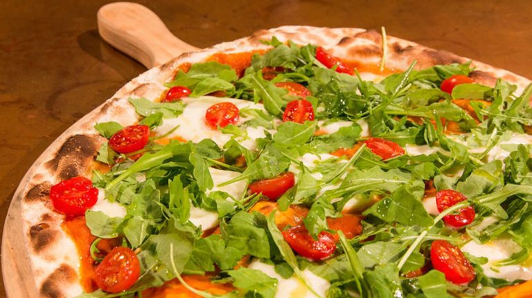 A primeira pizzeria biológica de Lisboa ganhou uma mercearia