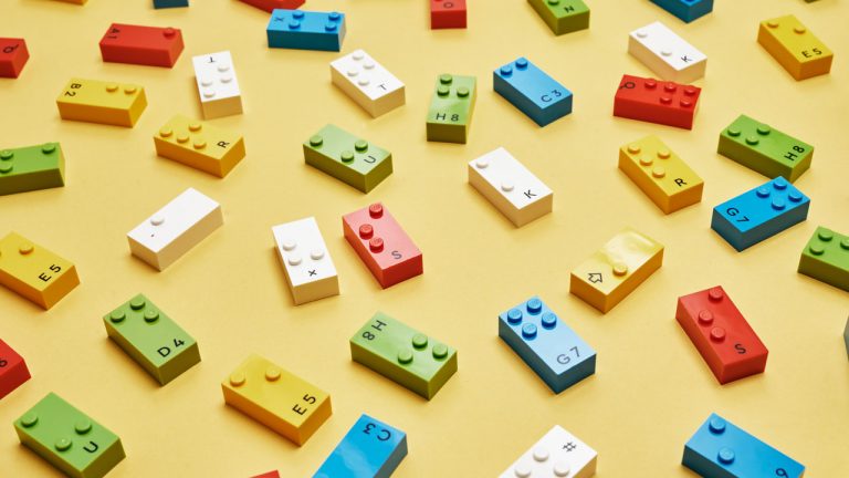 Os LEGO vão receber um set para crianças com deficiências visuais