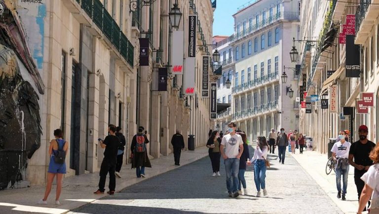 Lisboa. Foram restabelecidos os horários de funcionamento do comércio praticados antes da pandemia