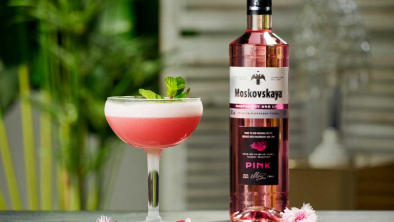Moskovskaya Pink. Chegou a primeira vodka de cor rosa a Portugal