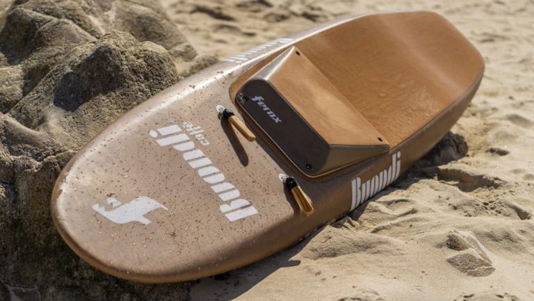 Buondi vai promover aula de surf com pranchas eco sustentáveis adaptadas a necessidades especiais