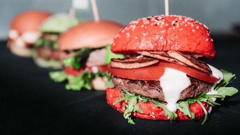 Parque de estacionamento da Makro Alfragide está com uma street food de boa comida até meados de outubro