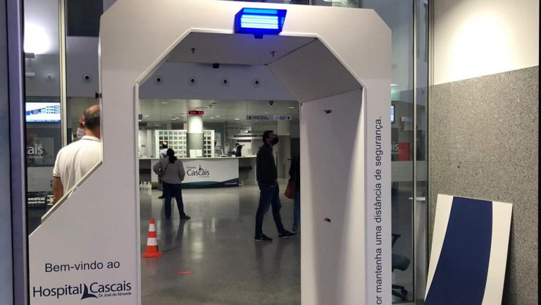 Hospital de Cascais ganha túnel de desinfeção contra a Covid-19