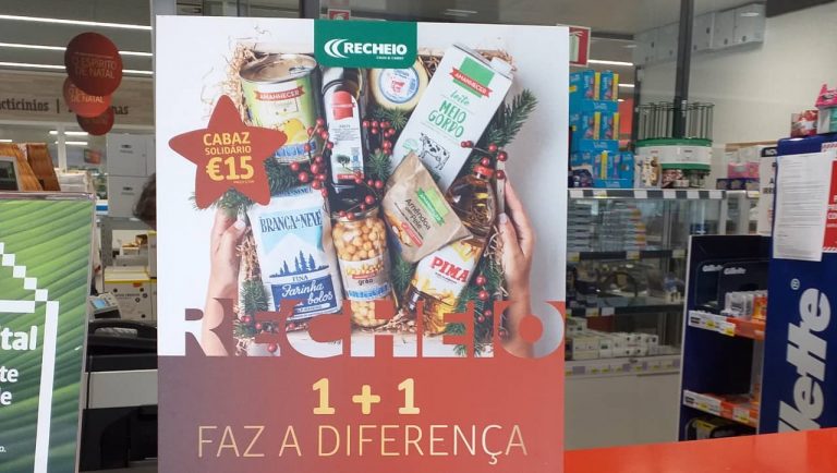 Recheio pede aos clientes que comprem cabazes de bens alimentares para ajudar instituições