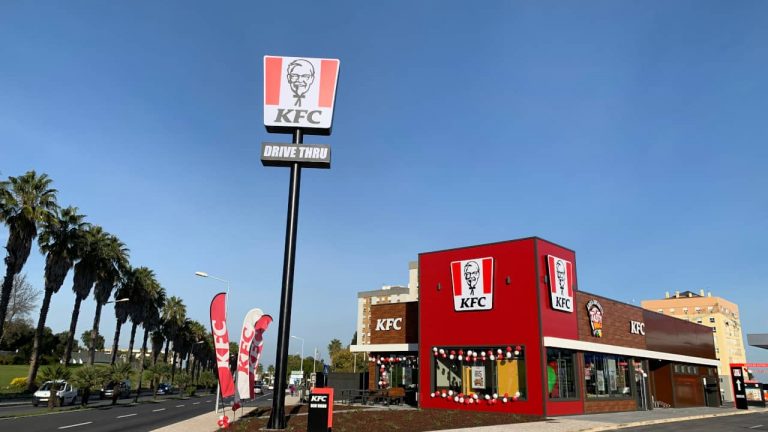 Há um novo restaurante KFC na Portela de Sacavém