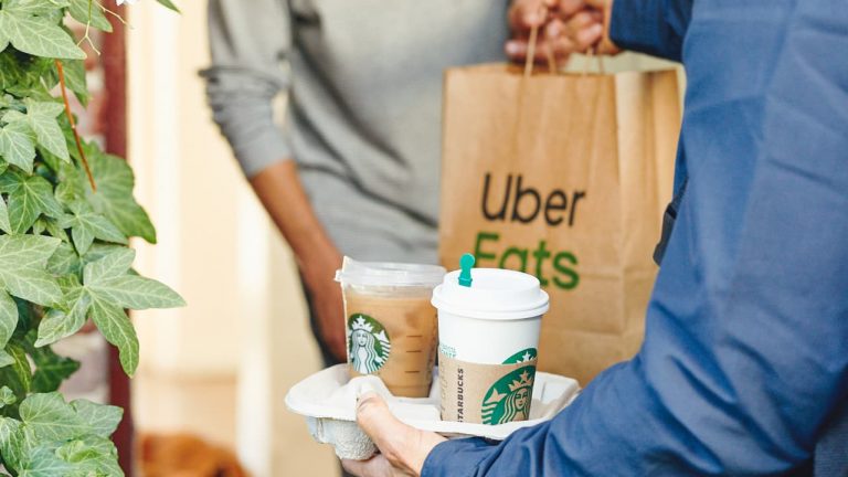 As especialidades do Starbucks já são entregues pelos estafetas da Uber Eats
