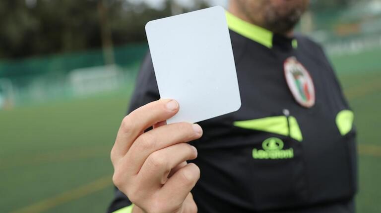 Foi mostrado o primeiro cartão branco num jogo de futebol sénior em Portugal