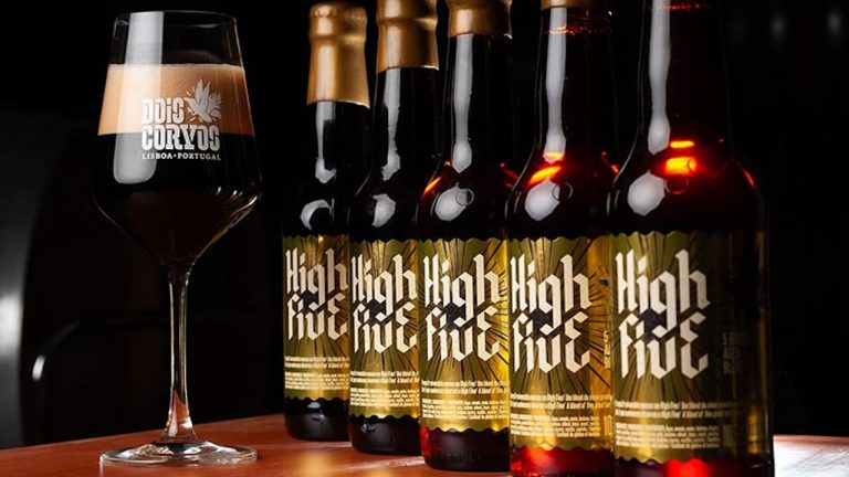 High Five é a cerveja da Dois Corvos que celebra o quinto aniversário da cervejeira