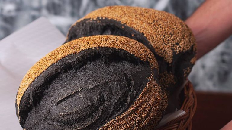 A Padaria Portuguesa está a vender pão de carvão ativado aos fins de semana