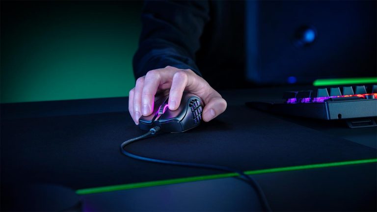 O Razer Naga X é a versão mais leve e avançada do popular rato para MMOs