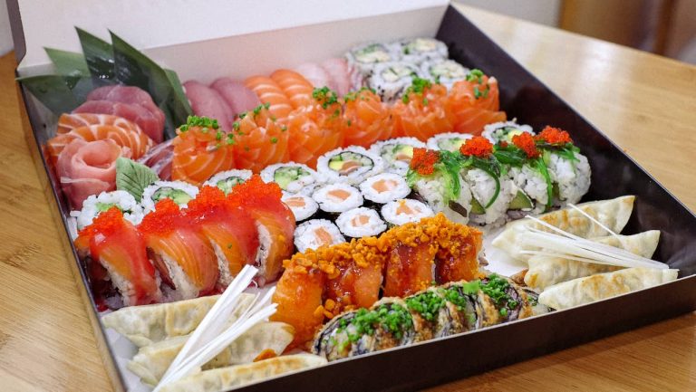 duas boxes de bom sushi
