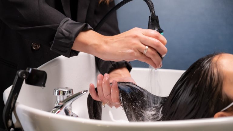 Nova tecnologia de tratamento capilar da L’Oréal reduz o consumo de água em até 80%