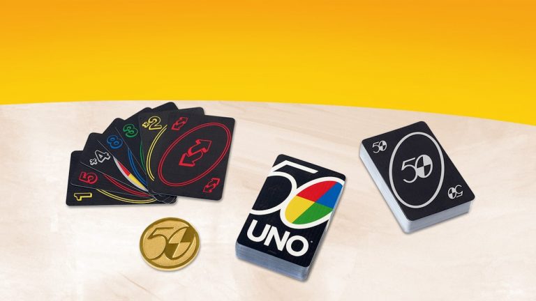 UNO celebra 50º aniversário com novo baralho de cartas premium
