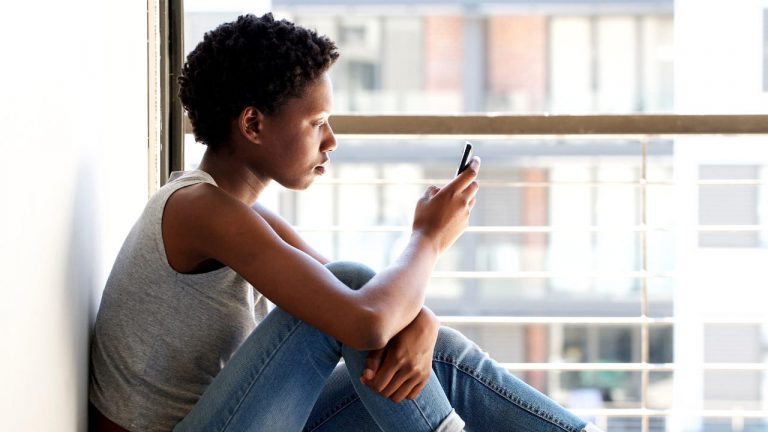 Há uma nova linha telefónica de apoio psicológico à população