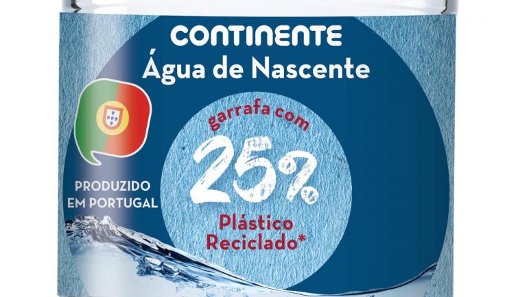 Continente incorpora 25% de plástico reciclado nas garrafas de água de marca própria