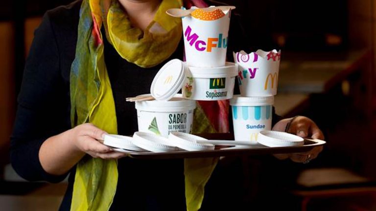 talheres em madeira e bioplástico - McDonald's