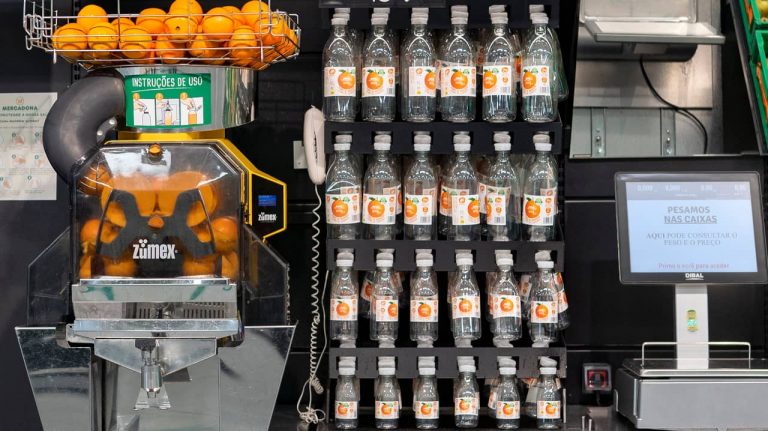 Mercadona lança garrafa para sumo recém-espremido elaborada com 100% de plástico reciclado