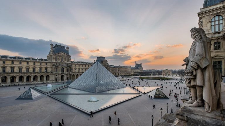 Museu do Louvre disponibiliza quase meio milhão de obras na Internet