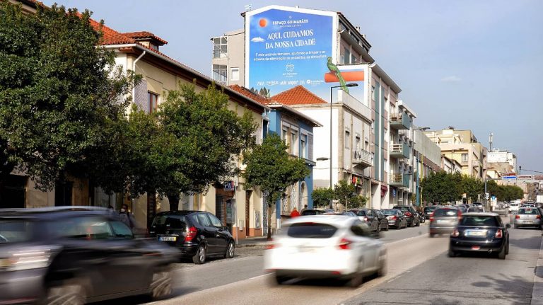 Há uma nova tela publicitária em Guimarães que purifica o ar