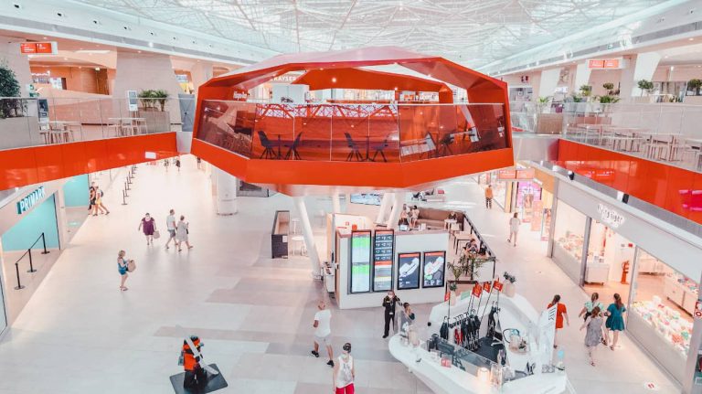 Estes centros comerciais já contam com um alfabeto de cores inclusivo