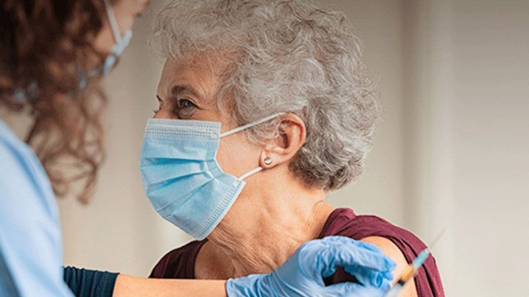 Pessoas com mais de 65 anos já podem marcar online o dia em que querem ser vacinadas
