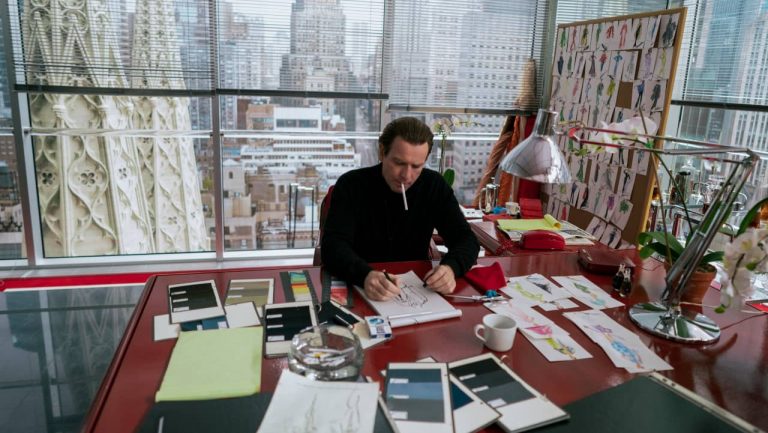 Já há data de estreia para Halston, a nova minissérie da Netflix