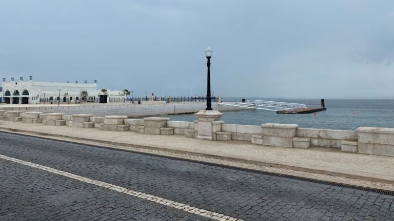 Reconstrução do Muro das Namoradeiras no Terreiro do Paço está finalizada