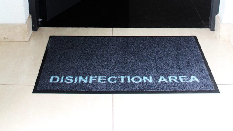 Este tapete desinfeta eficazmente os nossos sapatos contra a COVID-19