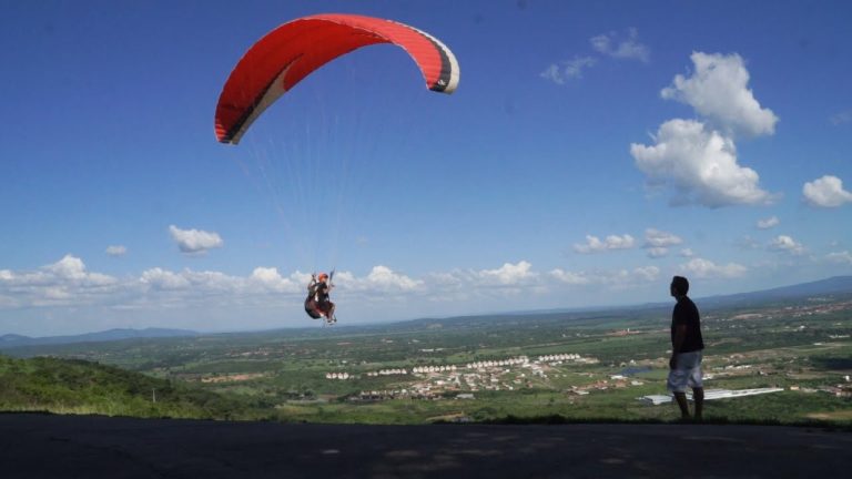 Sabem como se faz um voo de parapente?