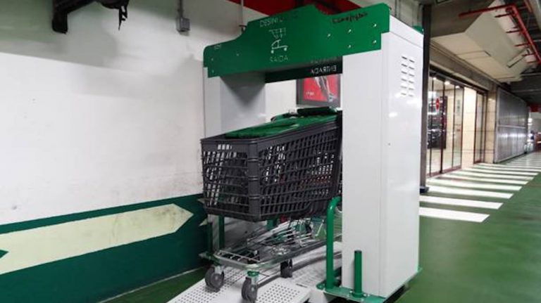 El Corte Inglés Lisboa tem equipamento que higieniza os carrinhos e cestos de compras