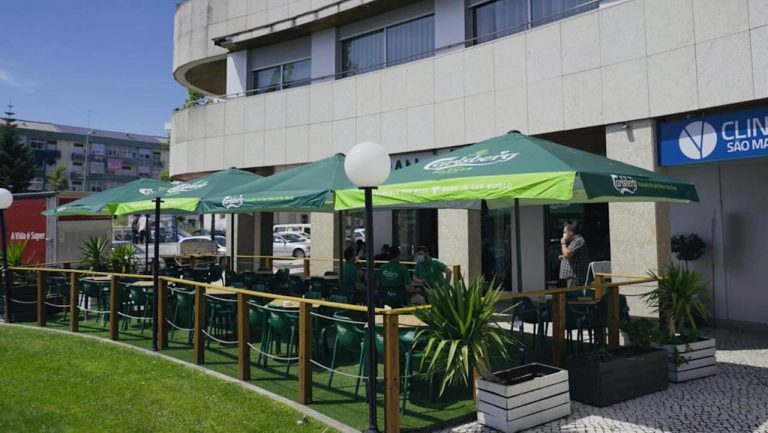 Carlsberg inaugura 1.300 novas esplanadas totalmente feitas de material reciclado em Portugal