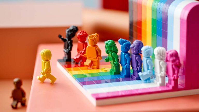 LEGO celebra a diversidade e a comunidade LGBTQIA+ com um pequeno set muito colorido