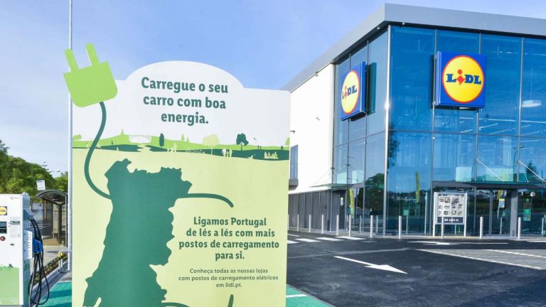 Lidl não vai cobrar taxa adicional de carregamento de veículos elétricos aos clientes