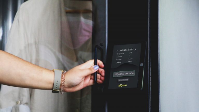 NovirBox é o equipamento que desinfeta roupa e sapatos via nebulização