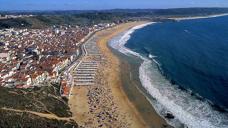 Praia da Nazaré continua a ser a que tem a maior lotação do país