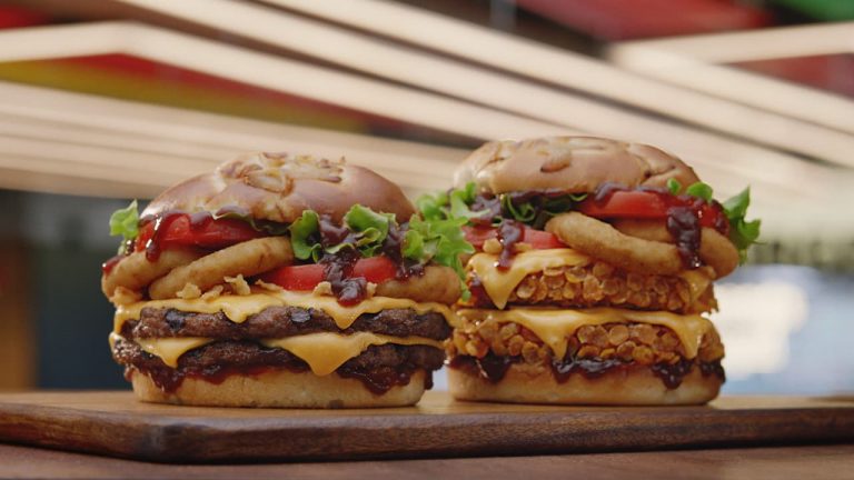 O novo hambúrguer Queen BBQ do Burger King tem no molho o ingrediente estrela