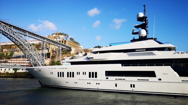 Há uma nova marca especializada no agenciamento de super-iates em Portugal
