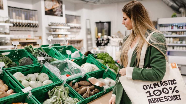 Continente passa a vender sacos de compras que permitem plantar árvores