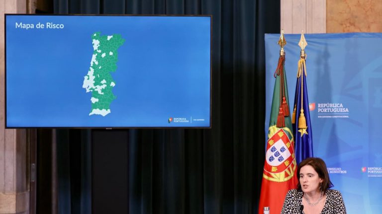 Governo aprova venda de autotestes rápidos em supermercados, num dia em que há agora 90 concelhos em risco elevado ou muito elevado