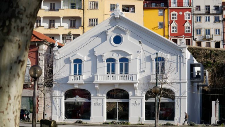 Antiga garagem, oficina e bomba de combustível em Coimbra transformada num alojamento que contém restaurante e bar